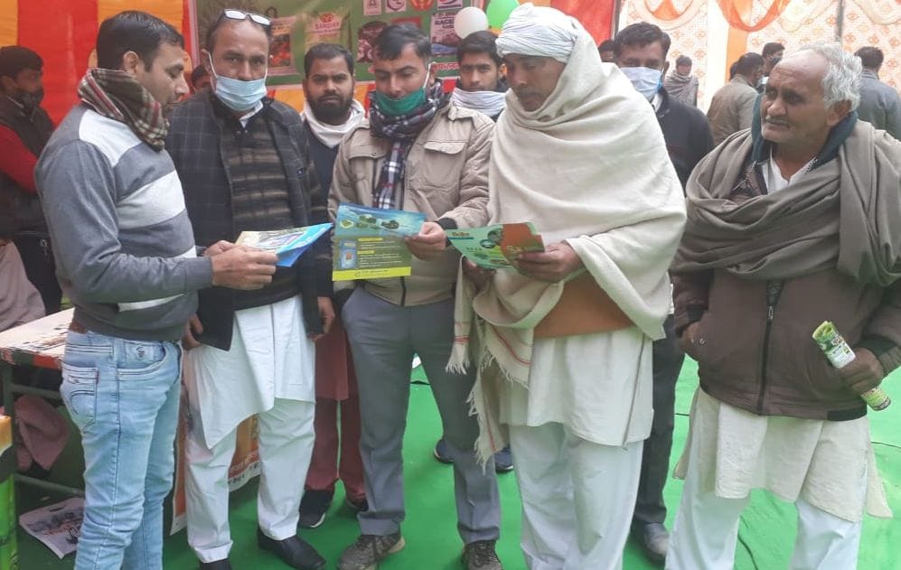 पुरकाजी खंड विकास कार्यालय पर लगे किसान मेले में किसानों को जानकारी देते कर्मचारी