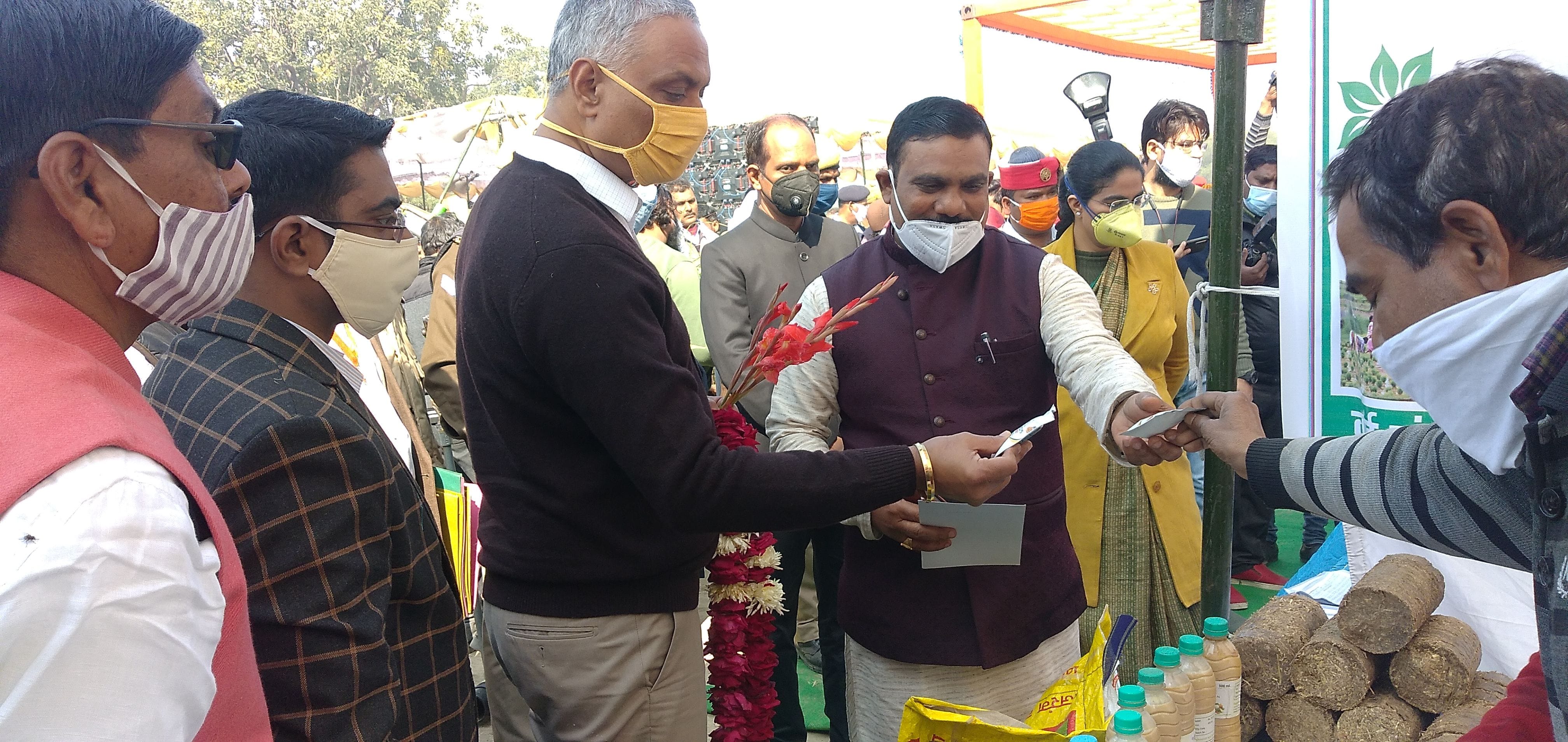 प्रदर्शनी में लगे स्टालों का निरीक्षण करते कृषि उत्पादन आयुक्त। प्रदर्शनी में लगे स्टालों का निरीक्षण करते कृषि उत्पादन आयुक्त।