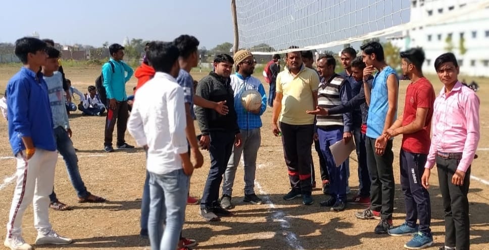 पहलवान गुरूदीन ग्रुप ऑफ कालेज में आयोजित वॉलीवाल खेल प्रतियोगिता में प्रतिभाग करते छात्र पहलवान गुरूदीन ग्रुप ऑफ कालेज में आयोजित वॉलीवाल खेल प्रतियोगिता में प्रतिभाग करते छात्र