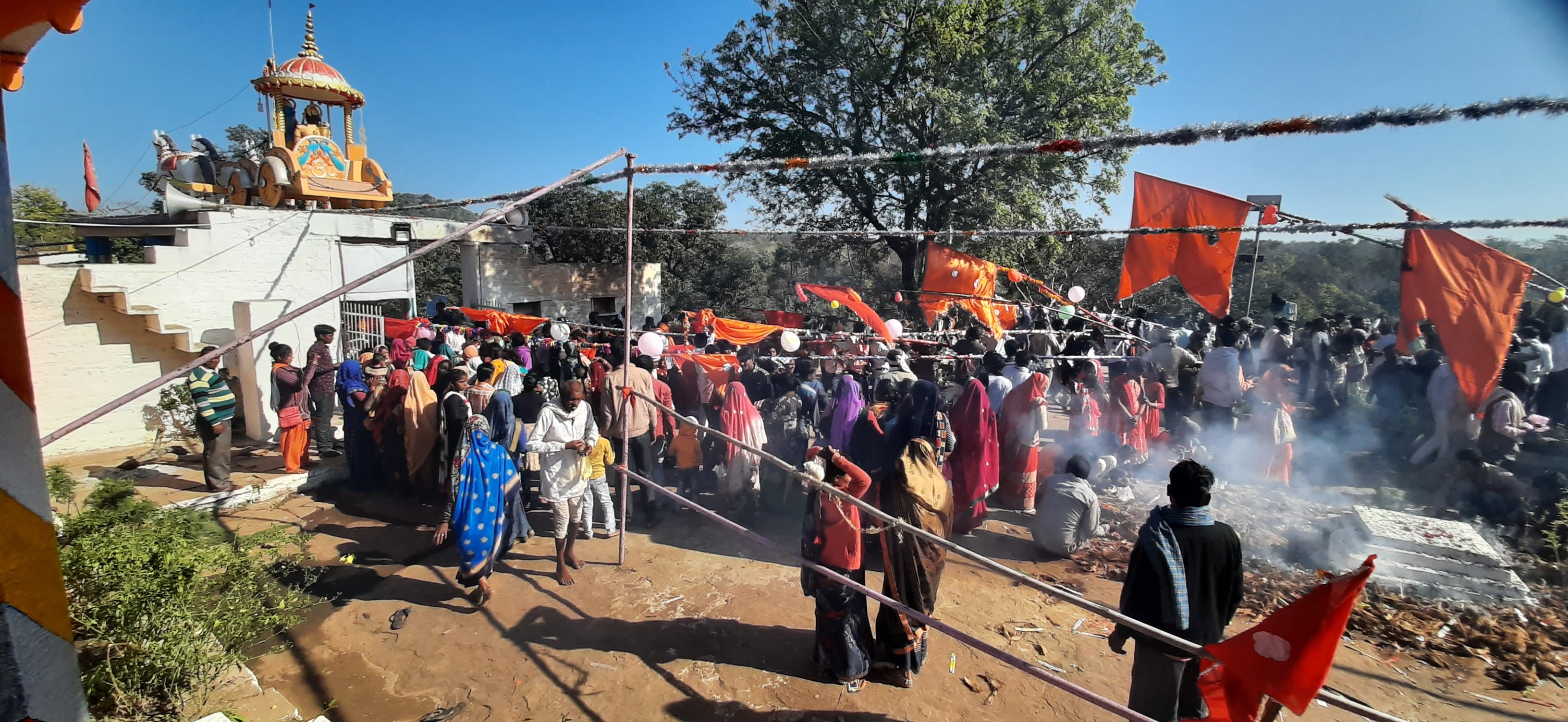 पांडवन धाम पर हवन पूजन में मौजूद लोग पांडवन धाम पर हवन पूजन में मौजूद लोग