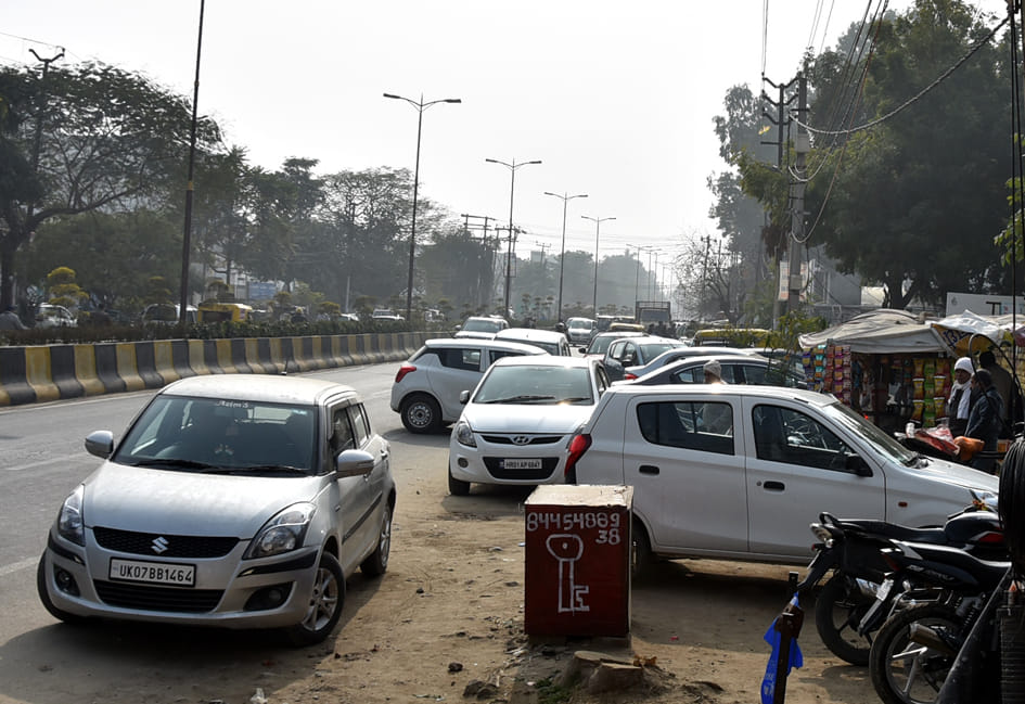 दिल्ली हाईवे पर सड़क पर खड़े वाहन। दिल्ली हाईवे पर सड़क पर खड़े वाहन।