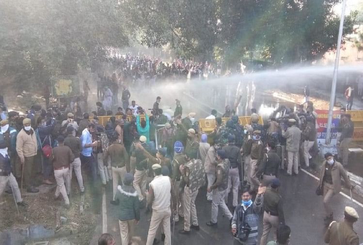 भोपाल: पुलिस से भिड़े कांग्रेस कार्यकर्ता, जमकर बरसाईं लाठियां, वॉटर कैनन का भी इस्तेमाल भोपाल में कृषि कानूनों के विरोध और किसान आंदोलन के समर्थन में कांग्रेस कार्यकर्ताओं ने मार्च निकाला