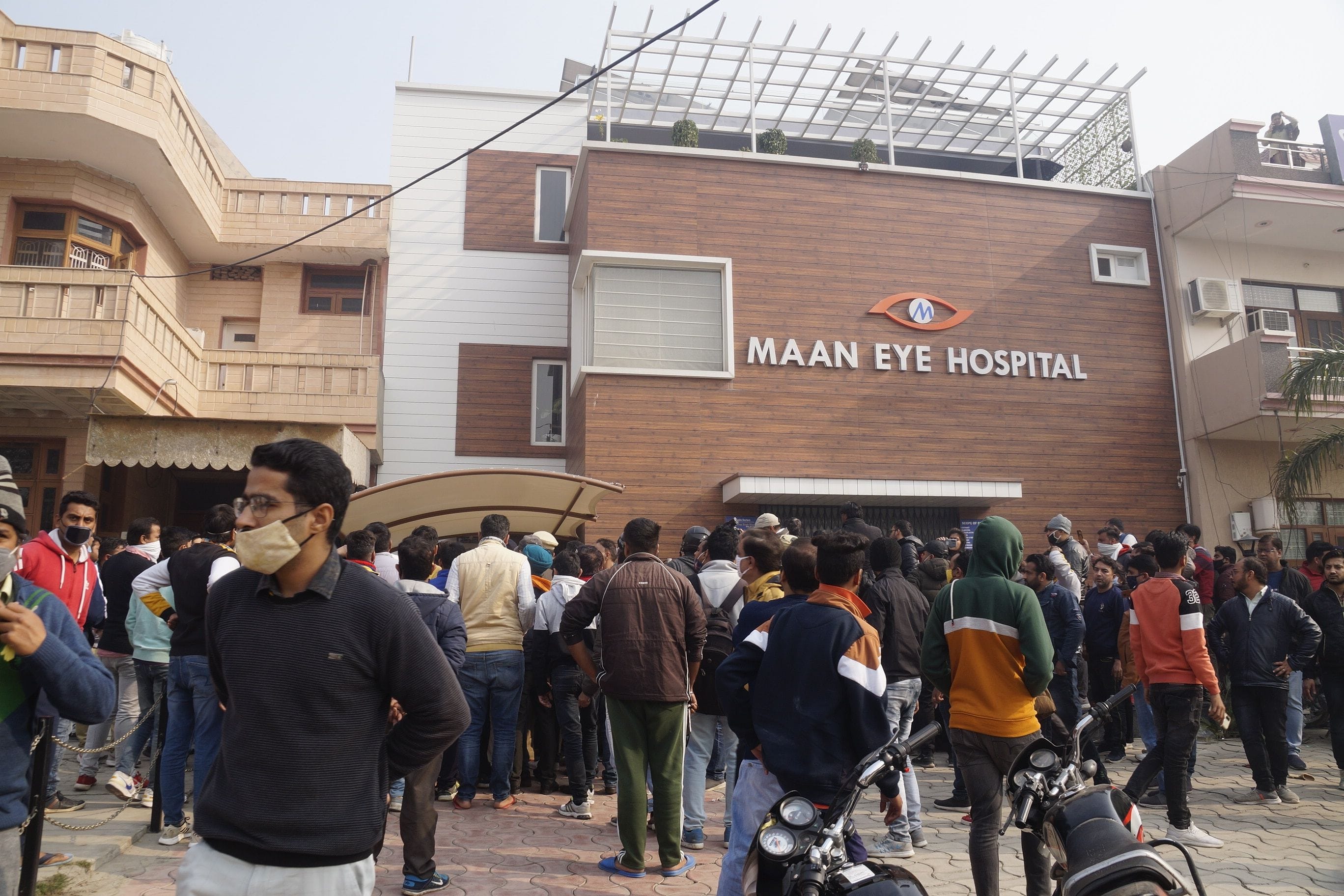 मान आई अस्पताल व उसके बाहर जमा परिजनों की भीड़। मान आई अस्पताल व उसके बाहर जमा परिजनों की भीड़।