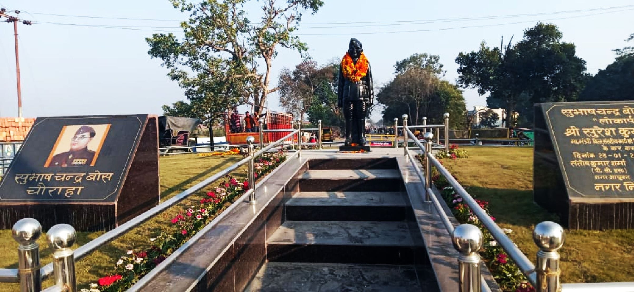 शाहजहांपुर के सुभाष चंद्र बोस चौराहा पर लगी नेता सुभाष चंद्र बोस की प्रतिमा । संवाद शाहजहांपुर के सुभाष चंद्र बोस चौराहा पर लगी नेता सुभाष चंद्र बोस की प्रतिमा । संवाद
