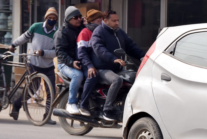 सहारनपुर में बिना हेलमेट के बाईक पर तीन सवारी लेकर बिना हेलमेट के कोर्ट की और से आता बाईक चालक