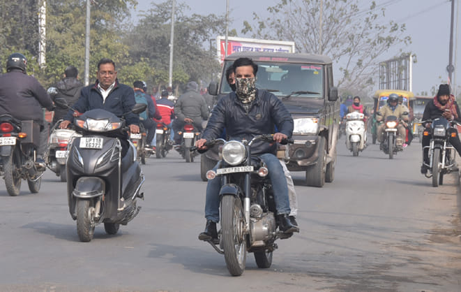 सहारनपुर में बिना हेलमेट के बाईक पर जाते लोग