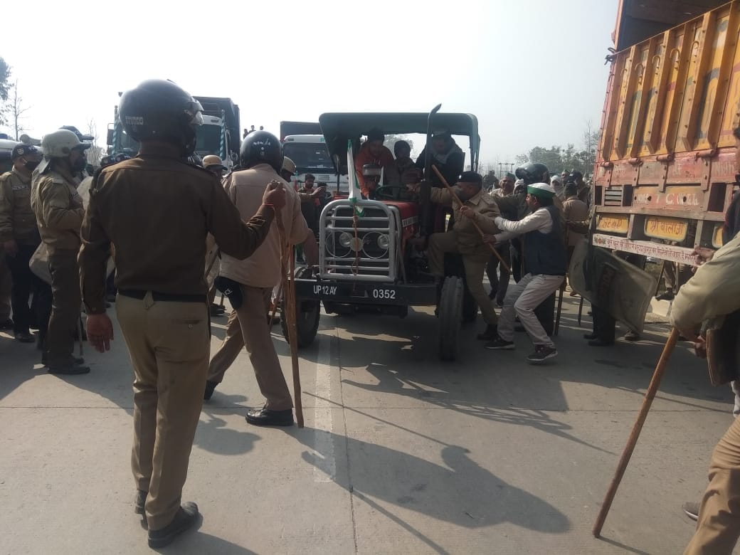 सहारनपुर। देहरादून कूच का प्रयास करते ट्रेक्टर सवार किसानों को जबरन रोकते पुलिसकर्मी सहारनपुर। देहरादून कूच का प्रयास करते ट्रेक्टर सवार किसानों को जबरन रोकते पुलिसकर्मी