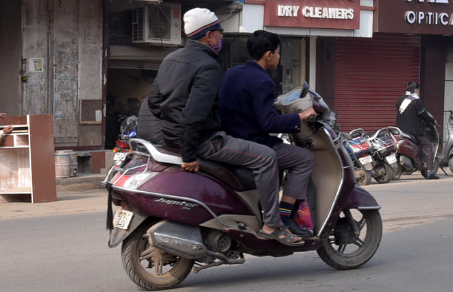 सहारनपुर में बिना हेलमेट के स्कूटी पर जाता छात्र