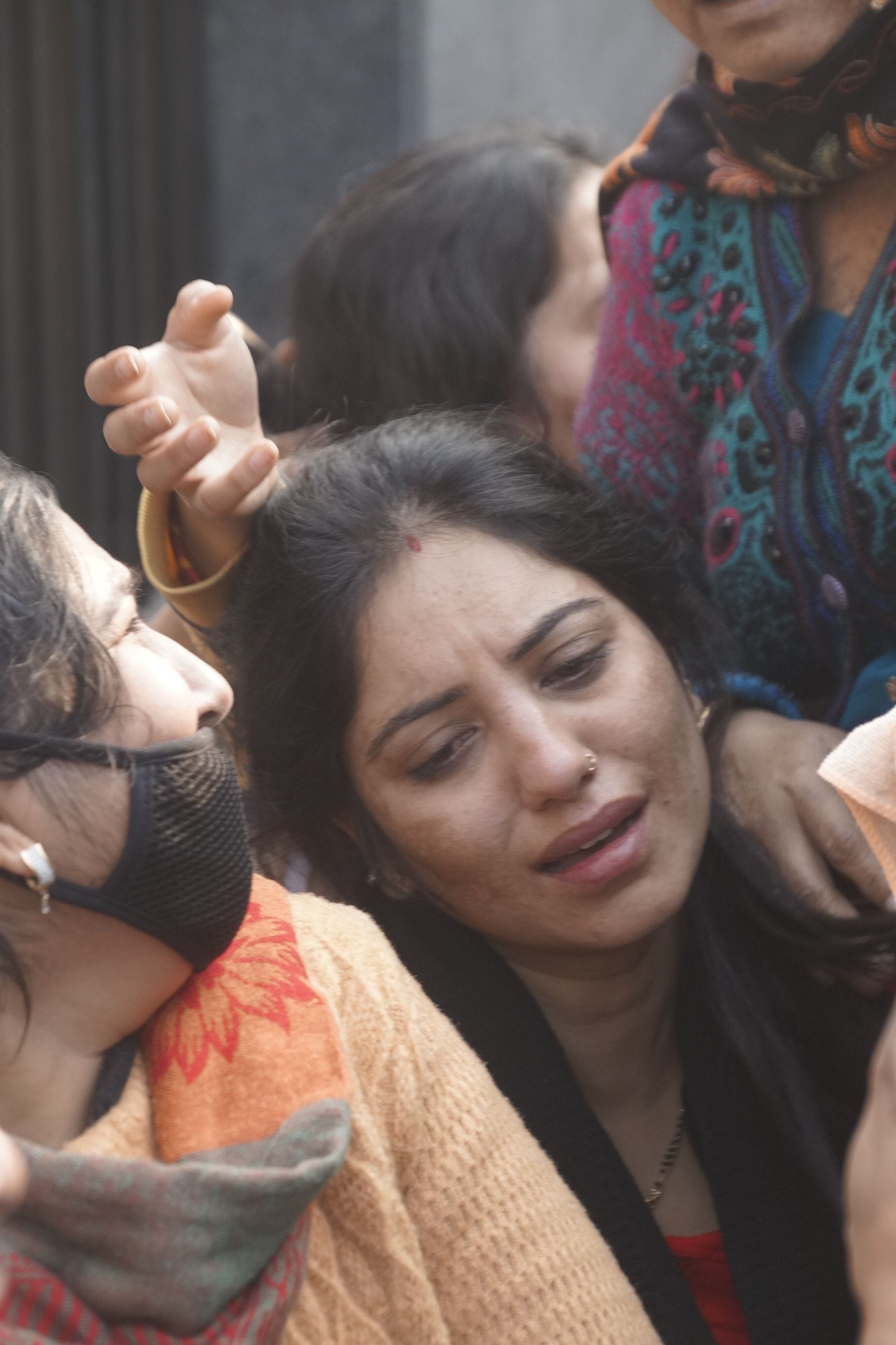 गमगीन मृतक बच्चे पार्थ की मां। गमगीन मृतक बच्चे पार्थ की मां।