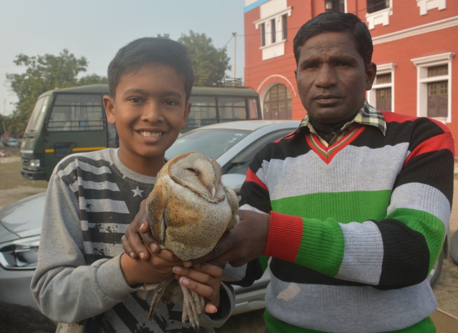 पारकर इंटर कालेज में बच्चे को मिला बर्न प्रजाति का उल्लू। पारकर इंटर कालेज में बच्चे को मिला बर्न प्रजाति का उल्लू।