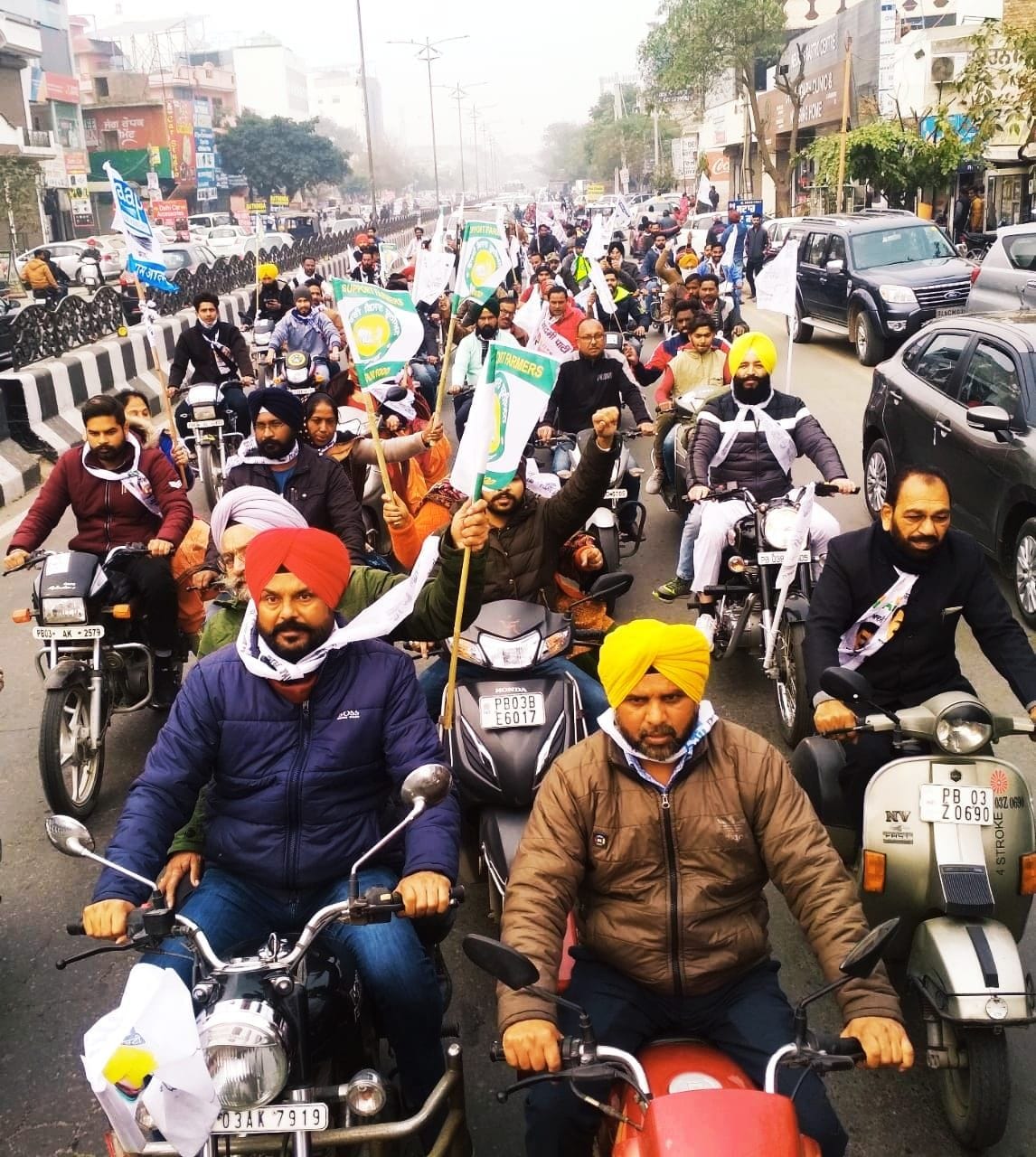 ट्रैक्टर परेड के समर्थन में मोटरसाइकिल रैली में शामिल आप कार्यकर्ता।
