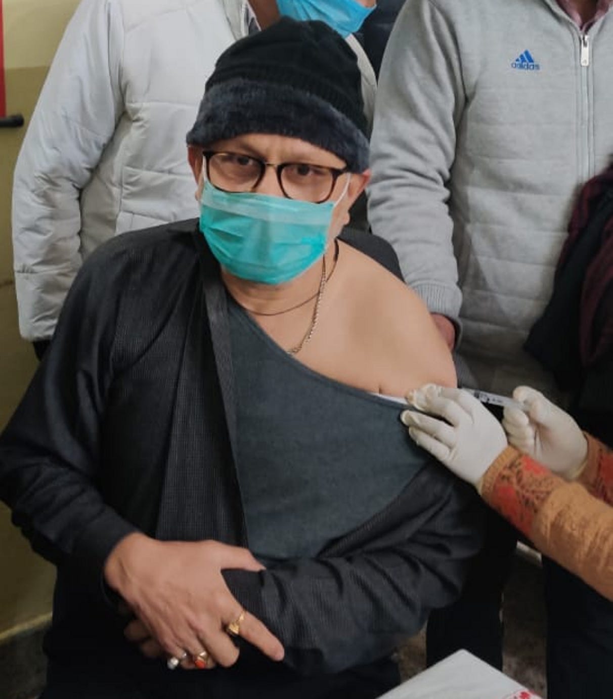 जिला अस्पताल में कोरोना वैक्सीन का टीका लगवाते सीएमएस डॉ पंकज अग्रवाल। जिला अस्पताल में कोरोना वैक्सीन का टीका लगवाते सीएमएस डॉ पंकज अग्रवाल।