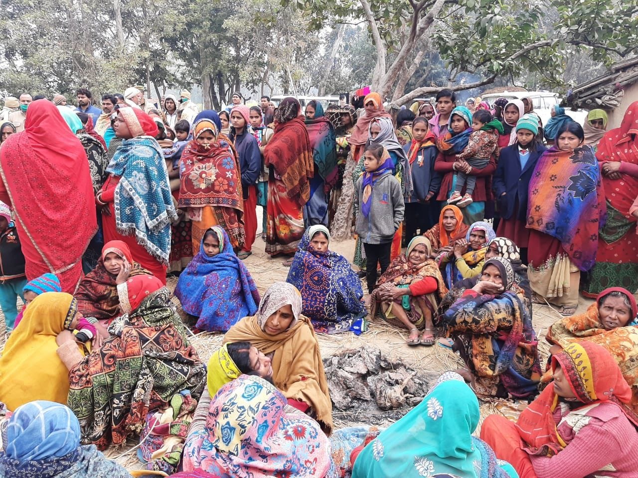 फतनपुर थाने के सुरवा मिश्रपुर में युवती का शव मिलने के बाद बिलखते परिजन। फतनपुर थाने के सुरवा मिश्रपुर में युवती का शव मिलने के बाद बिलखते परिजन।