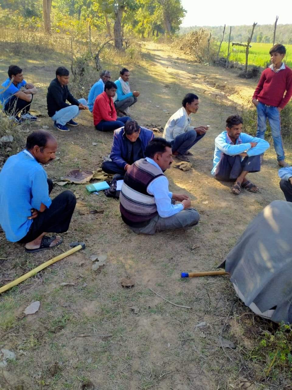 घटनास्थल पर बैठे राजस्व कर्मी व ग्रामीण घटनास्थल पर बैठे राजस्व कर्मी व ग्रामीण