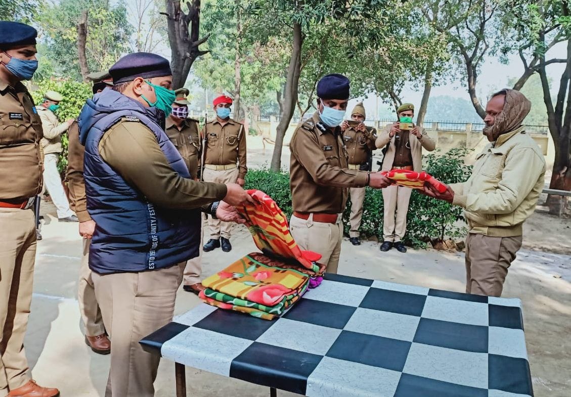 थाना सकरोली में चतुर्थ श्रेणी कर्मचारियों को कंबल वितरित करते अपर पुलिस महानिदेशक आगरा अजय आनंद थाना सकरोली में चतुर्थ श्रेणी कर्मचारियों को कंबल वितरित करते अपर पुलिस महानिदेशक आगरा अजय आनंद