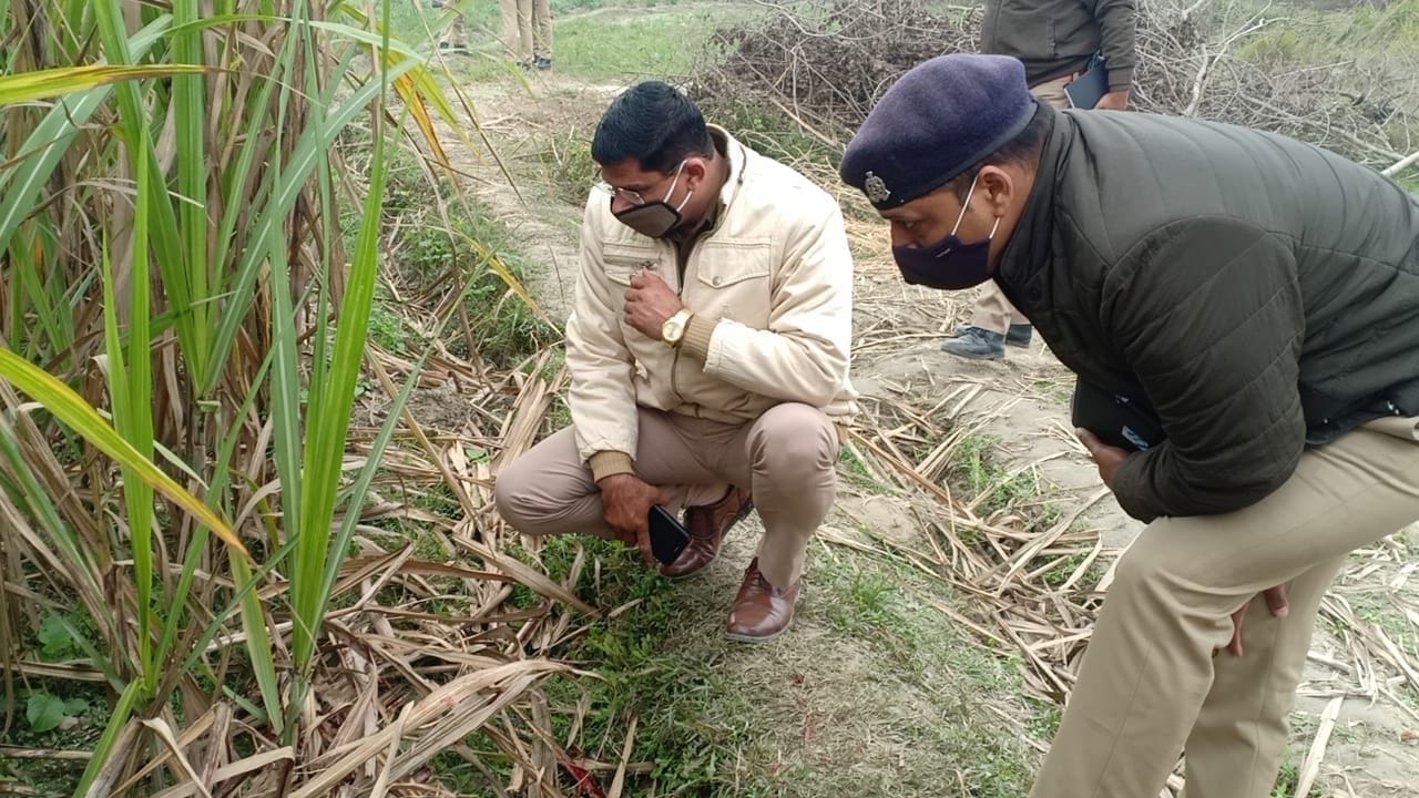 फतनपुर थाने के सुरवा मिश्रपुर में घटना स्थल का निरीक्षण करते एसपी शिवहरी मीणा। फतनपुर थाने के सुरवा मिश्रपुर में घटना स्थल का निरीक्षण करते एसपी शिवहरी मीणा।