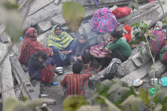 सहारनपुर में घने कोहरे और ठंड के चलते रेलवे कॉलोनी में अलाव का सहारे लेते लोग सहारनपुर में घने कोहरे और ठंड के चलते रेलवे कॉलोनी में अलाव का सहारे लेते लोग