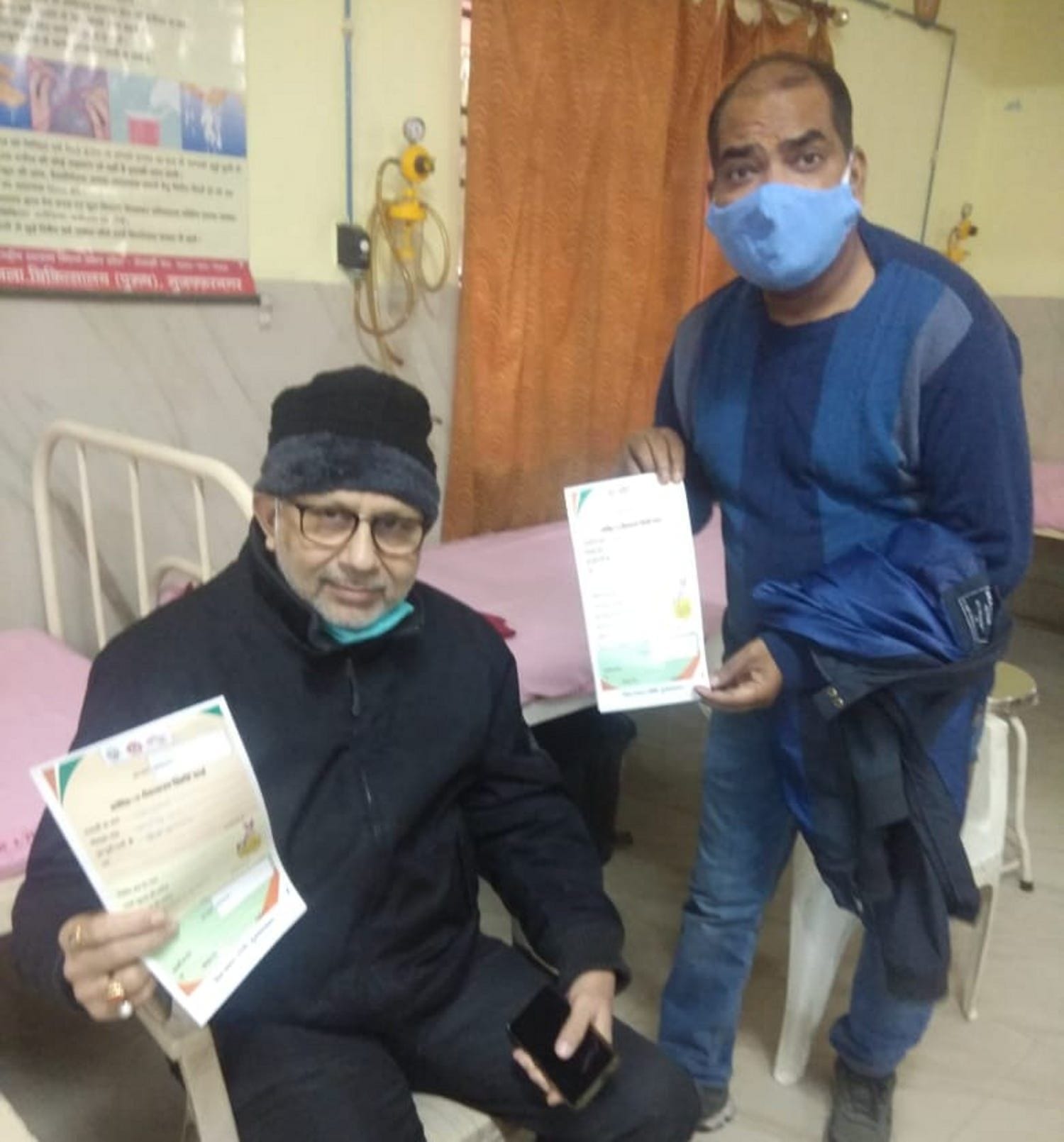 जिला चिकित्सालय में वैक्सीन लगने का प्रमाण पत्र दिखाते सीएमएस। जिला चिकित्सालय में वैक्सीन लगने का प्रमाण पत्र दिखाते सीएमएस।