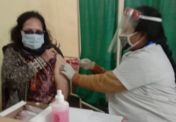 जिला चिकित्सालय में कोरोना योद्धाओं को वैक्सीन लगाते स्वास्थकर्मी। जिला चिकित्सालय में कोरोना योद्धाओं को वैक्सीन लगाते स्वास्थकर्मी।