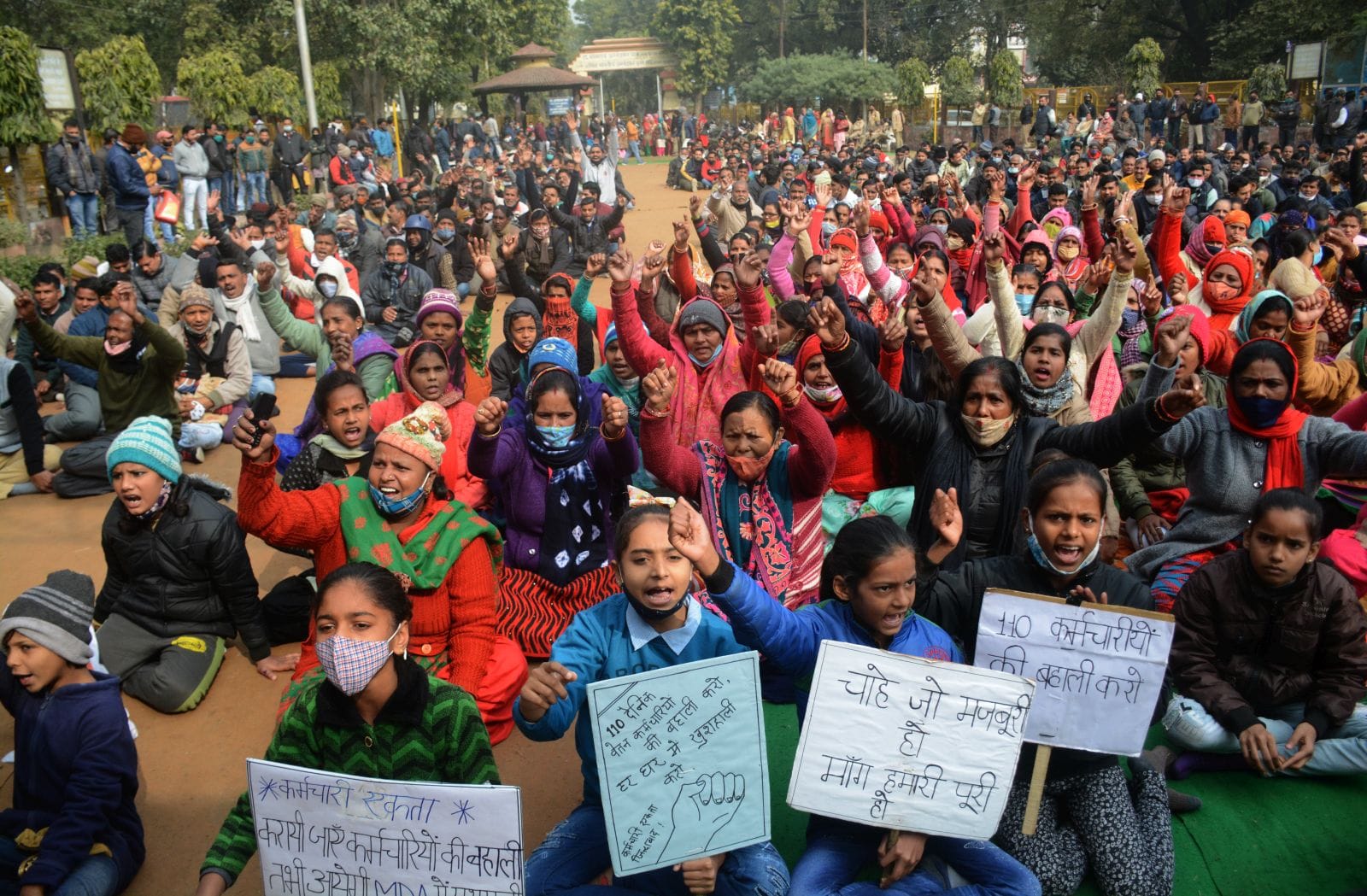 सिविल लाइन स्थित अम्बेडकर में धरने पर बैठे एमडीए कार्यालय से निकाले गये कर्मचारी के परिवार वाले? सिविल लाइन स्थित अम्बेडकर में धरने पर बैठे एमडीए कार्यालय से निकाले गये कर्मचारी के परिवार वाले?