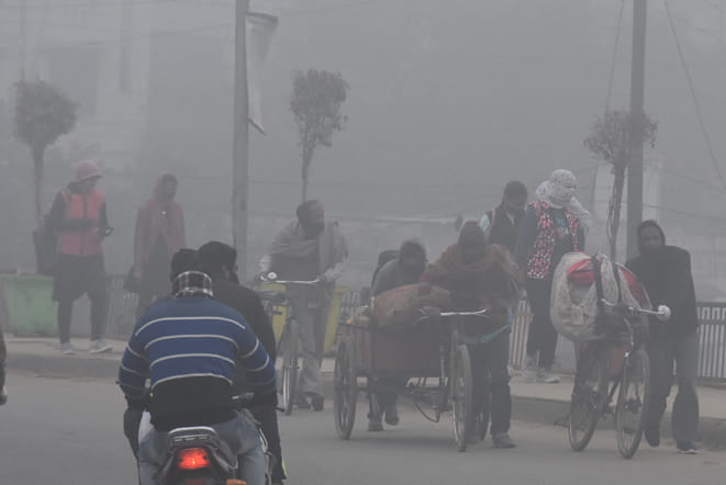सहारनपुर में घने कोहरे और ठंड में जाते लोग सहारनपुर में घने कोहरे और ठंड में जाते लोग