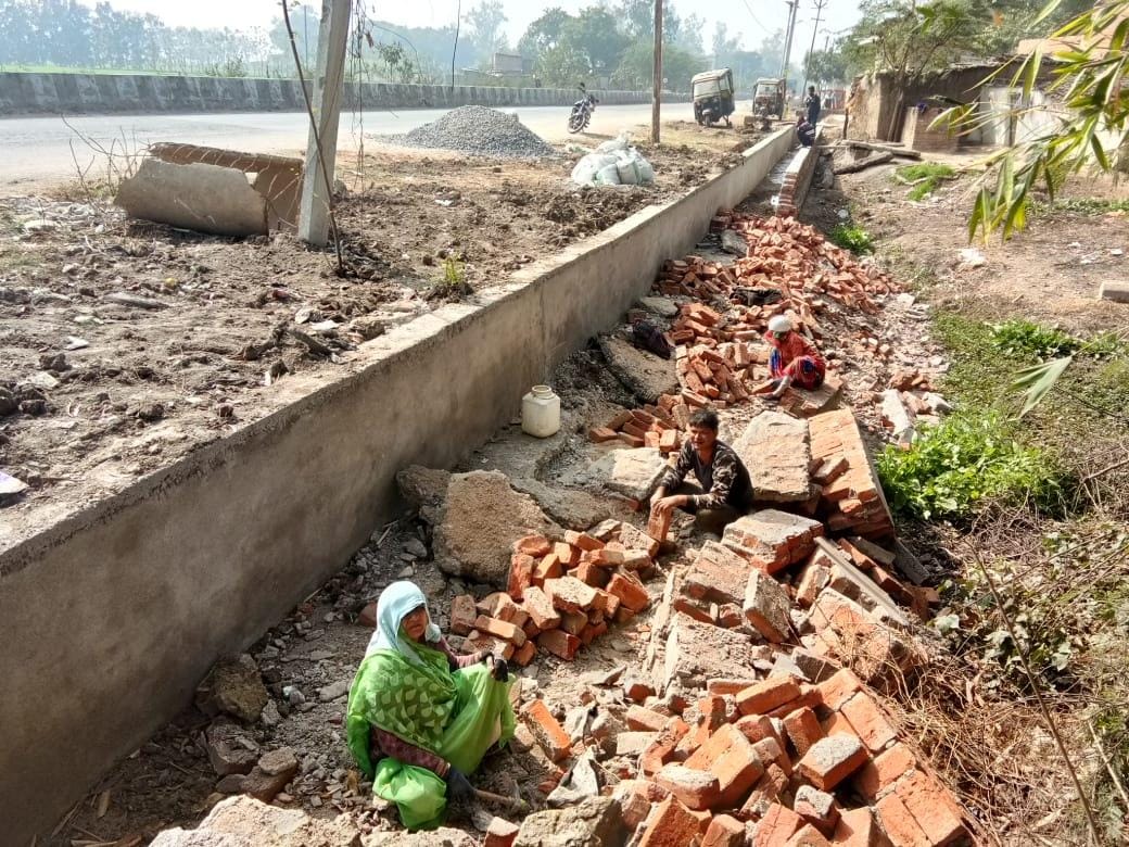 कदौरा में निर्माणाधीन नाला की गिरी दीवार कदौरा में निर्माणाधीन नाला की गिरी दीवार