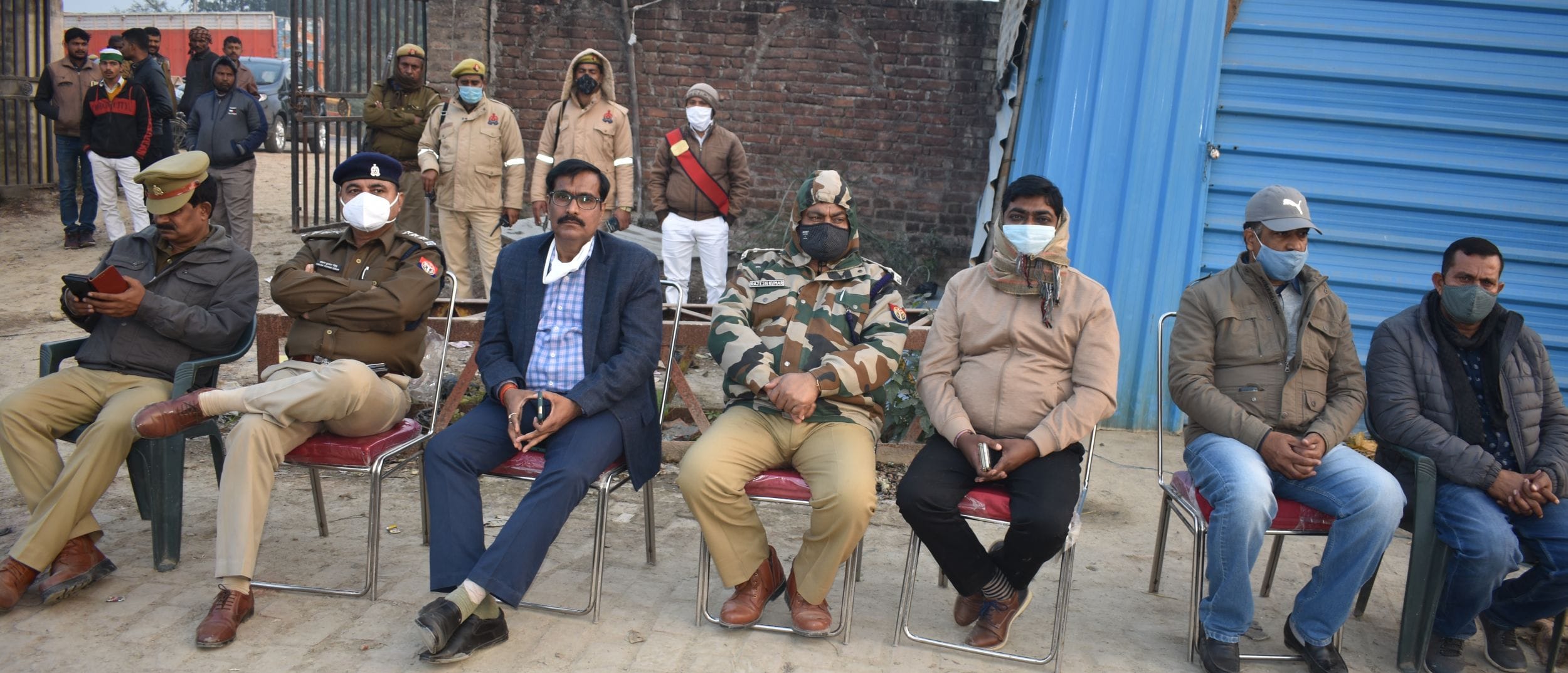 पावरग्रिड के पास किसानों को रोकने के लिए बैठे अपर जिलाधिकारी, अपर पुलिस अधीक्षक, एसडीएम, सीओ पावरग्रिड के पास किसानों को रोकने के लिए बैठे अपर जिलाधिकारी, अपर पुलिस अधीक्षक, एसडीएम, सीओ