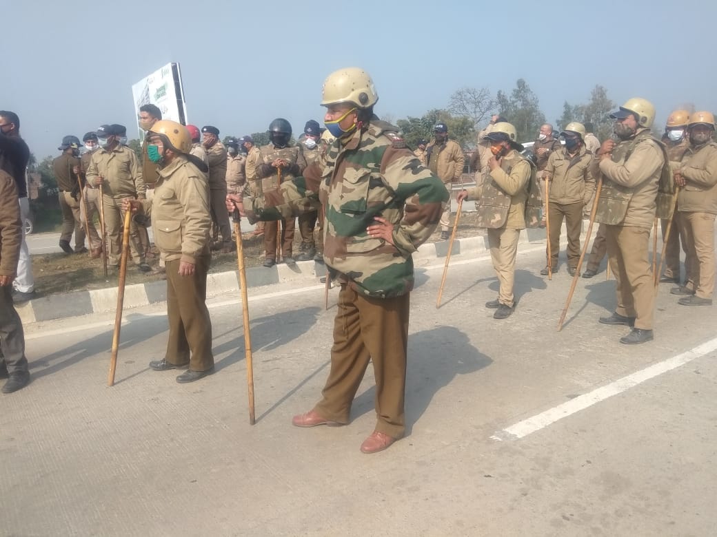 सहारनपुर। किसानो को देहरादून जाने से रोकने के जलिए मनोहरपुर में हाईवे पर मोरचा बंदी किए पुलिसकर? सहारनपुर। किसानो को देहरादून जाने से रोकने के जलिए मनोहरपुर में हाईवे पर मोरचा बंदी किए पुलिसकर?