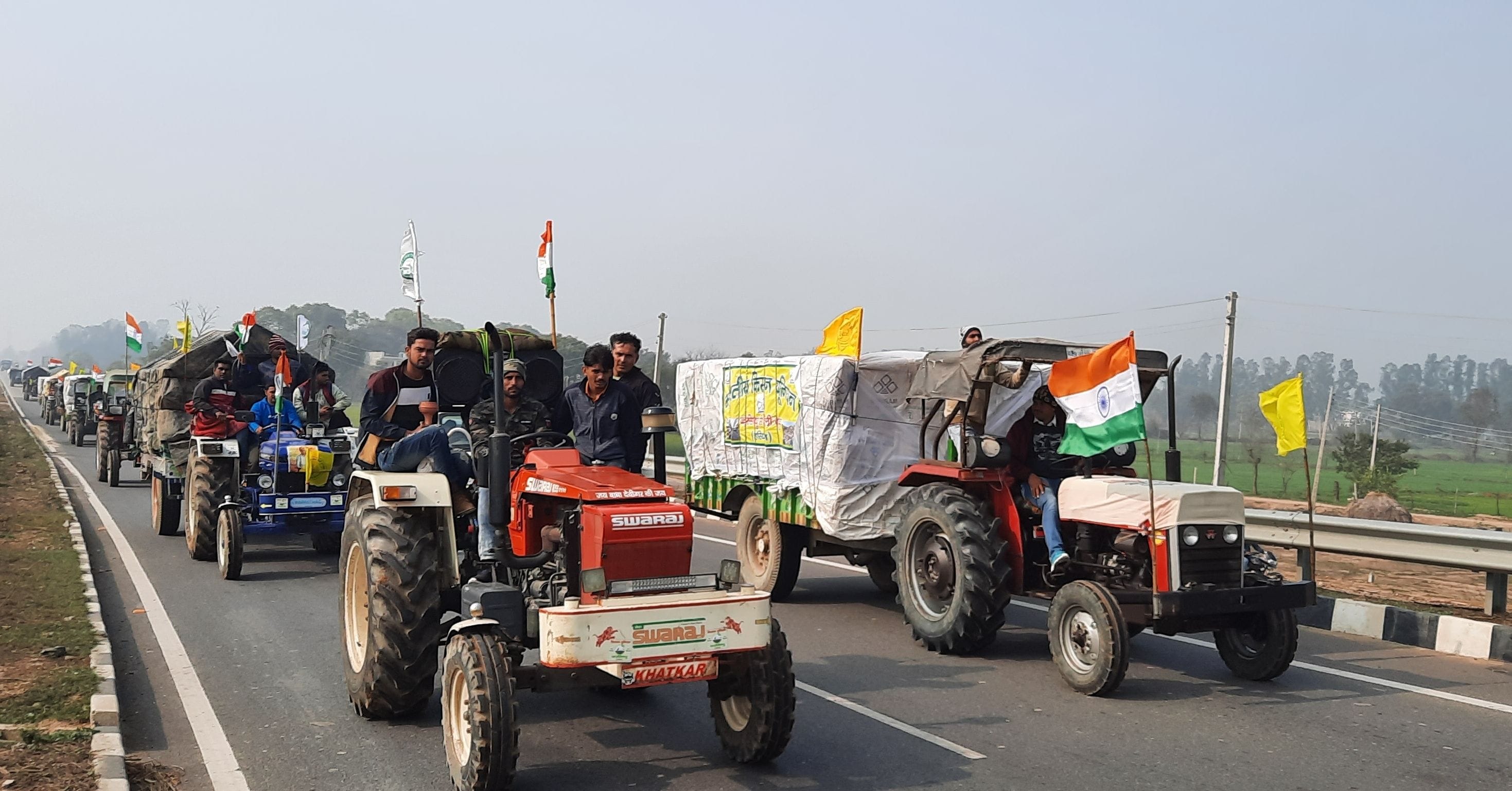 ट्रैक्टरों के साथ दिल्ली रवाना हुए किसान। 