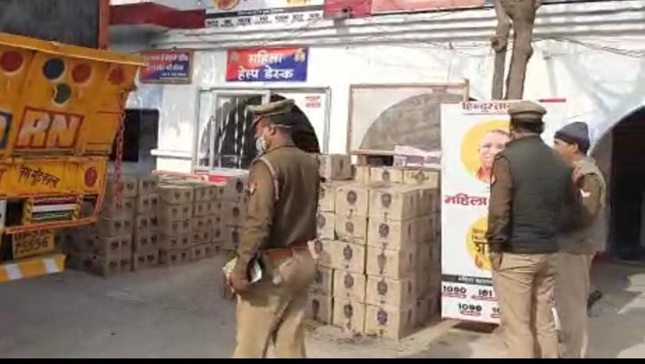 लालगंज कोतवाली परिसर में आबकारी विभाग द्वारा बरामद रखी गयी शराब की पेटियां। लालगंज कोतवाली परिसर में आबकारी विभाग द्वारा बरामद रखी गयी शराब की पेटियां।