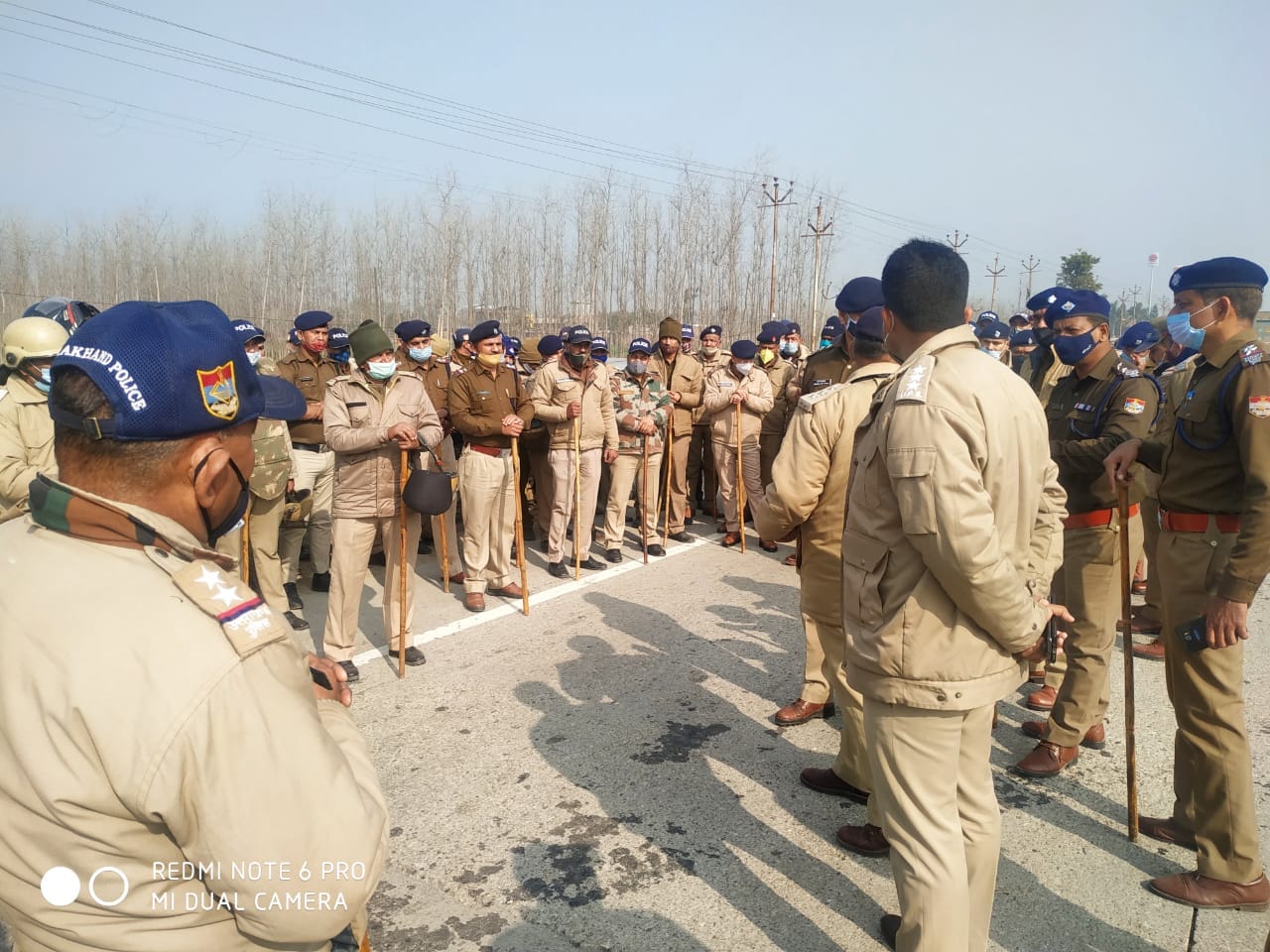 सहारनपुर। उत्तराखंड सीमा में अमानतगढ़ चौकी पर तैनात पुलिस बल सहारनपुर। उत्तराखंड सीमा में अमानतगढ़ चौकी पर तैनात पुलिस बल