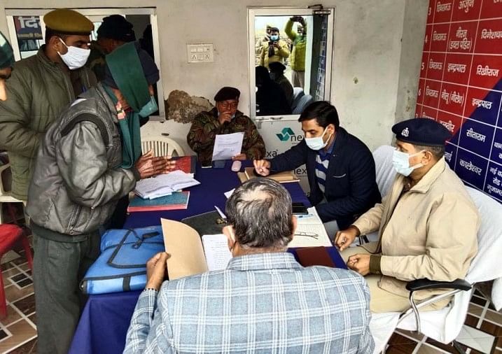 थाना समाधान दिवस में शिकायतें सुनते एडीएम गजेंद्र सिंह व एएसपी विनोद कुमार सिंह।