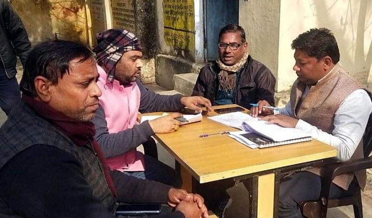 रूट चार्ट तैयार कराते एडीओ पंचायत मृदुल दुबे व एडीओ सुभाष चंद्र।
