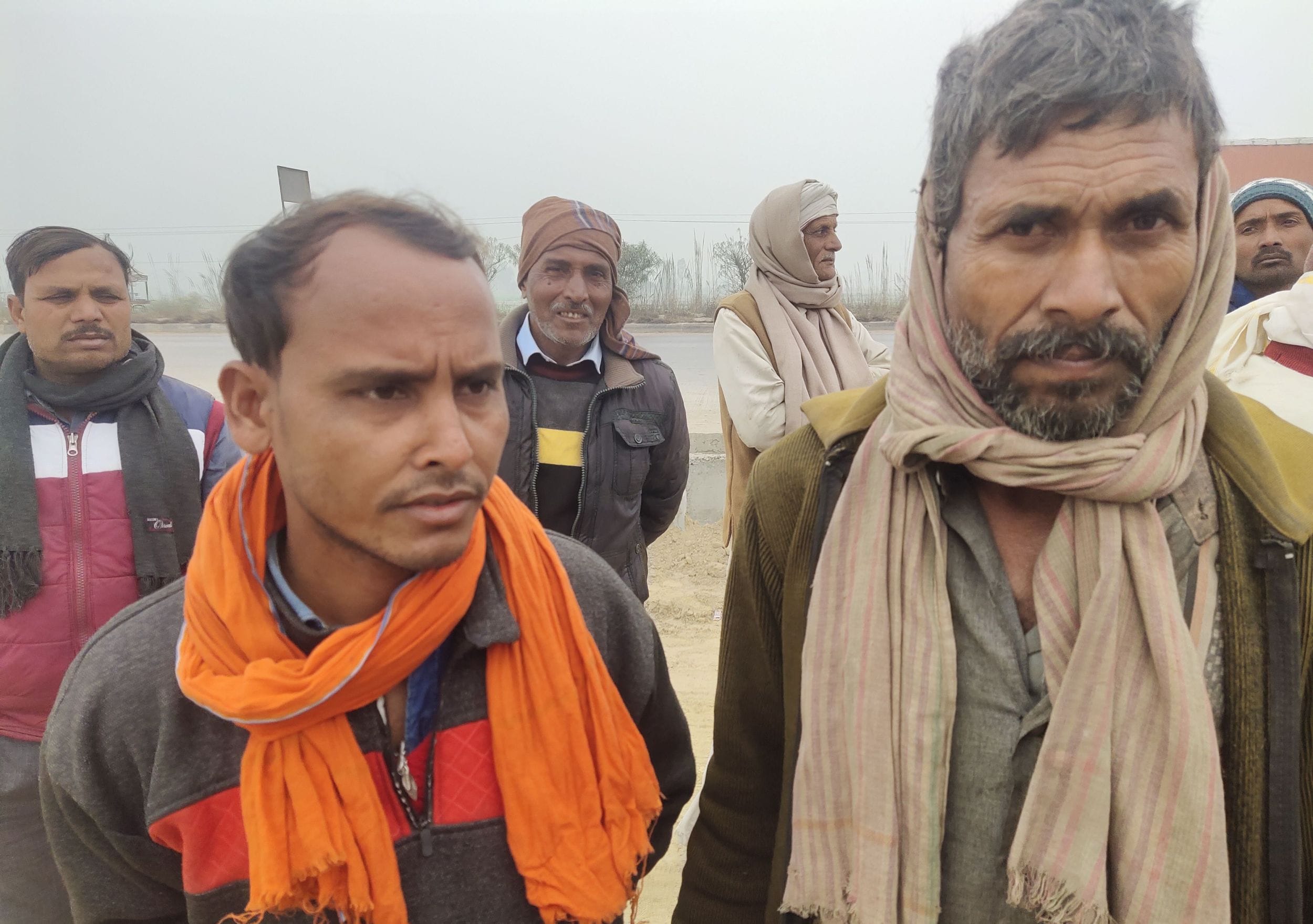 नारंगी अंगौछे में लेबर ठेकेदार मुकेश कुमार व ट्रक बॉडी वर्कशॉप का कर्मी नरेश नारंगी अंगौछे में लेबर ठेकेदार मुकेश कुमार व ट्रक बॉडी वर्कशॉप का कर्मी नरेश