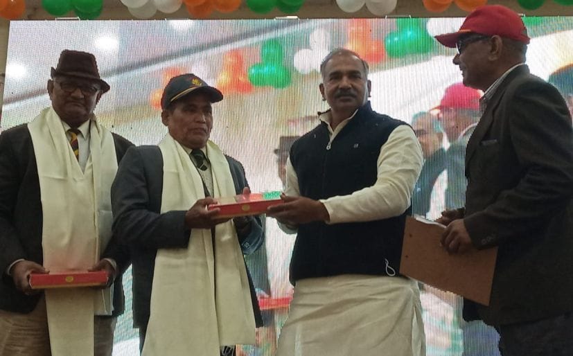 गदरपुर में सेनानी परिवारों को स्मृति चिन्ह देते मंत्री अरविंद पांडे।