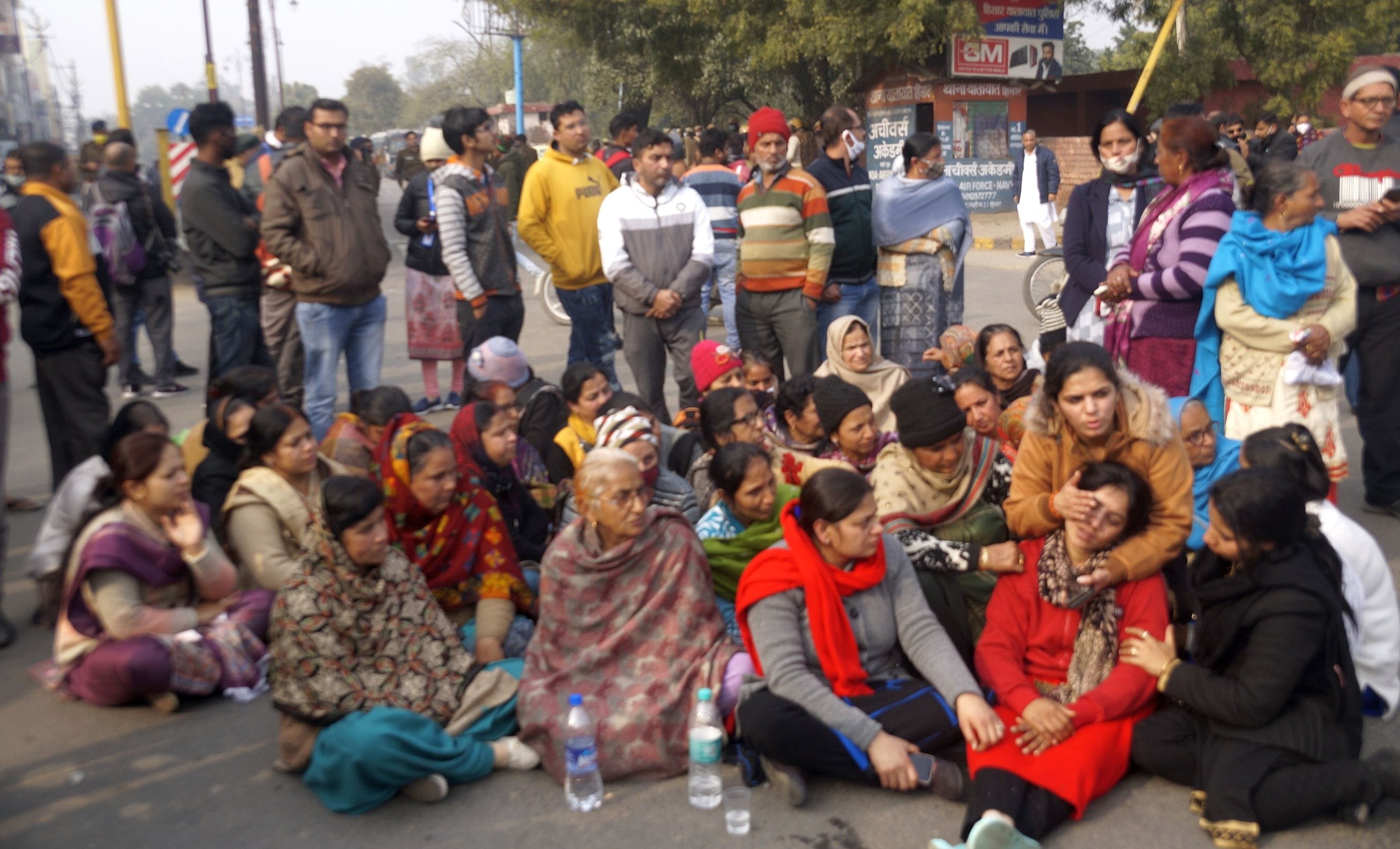 बस स्टैंड के बाहर सड़क पर बैठ कर रोड जाम करते मृतक पार्थ के परिजन। बस स्टैंड के बाहर सड़क पर बैठ कर रोड जाम करते मृतक पार्थ के परिजन।