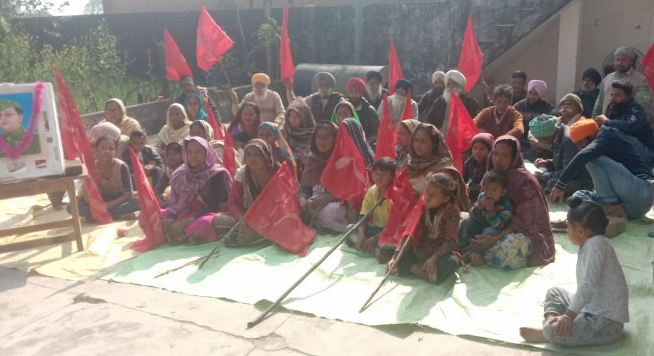 सितारगंज के बिरिया भूड़ गांव में नेताजी सुभाष चंद्र बोस की जयंती मनाते किसान।