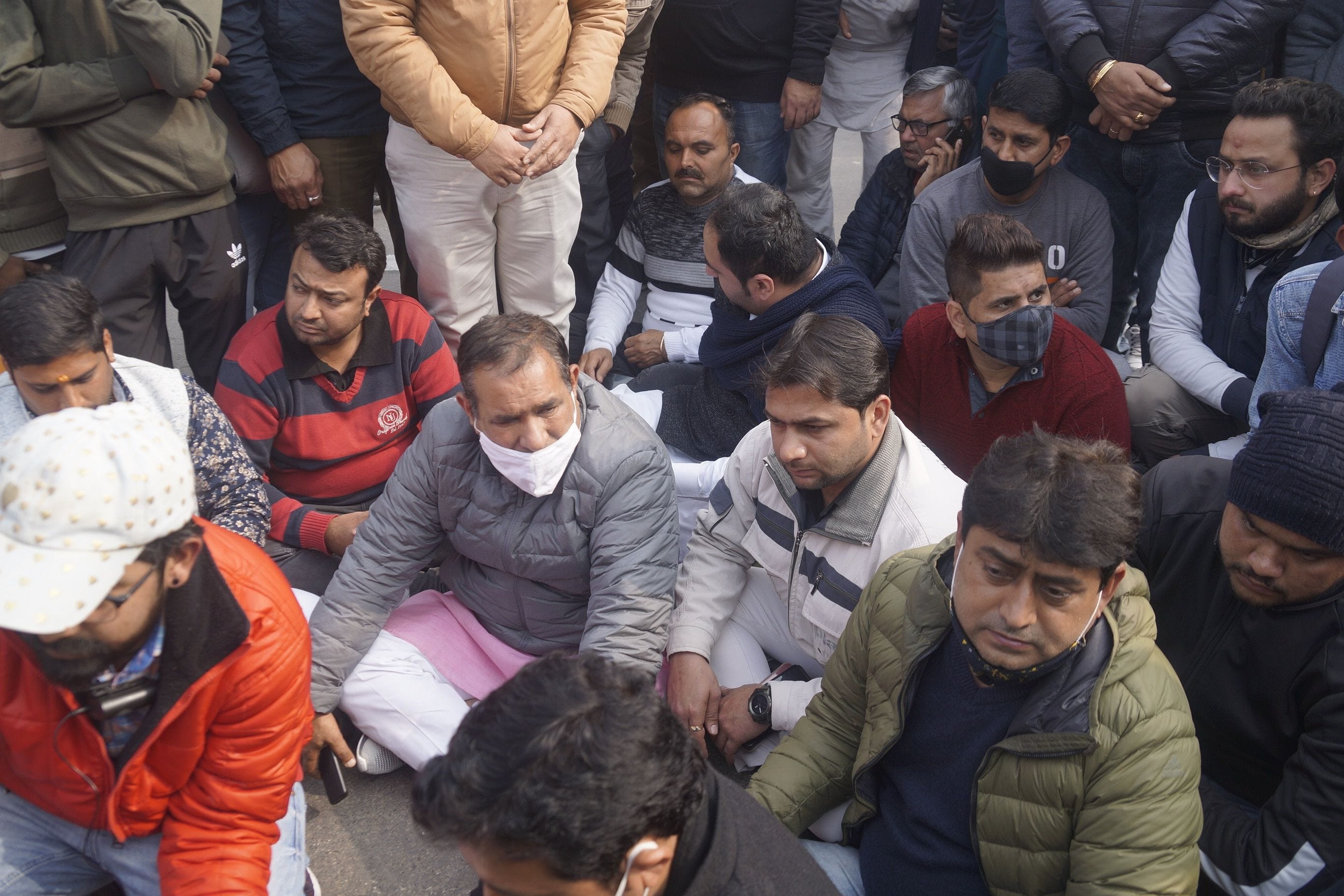  परिजनों के साथ धरने पर बैठे बरवाला के विधायक जोगीराम सिहाग।