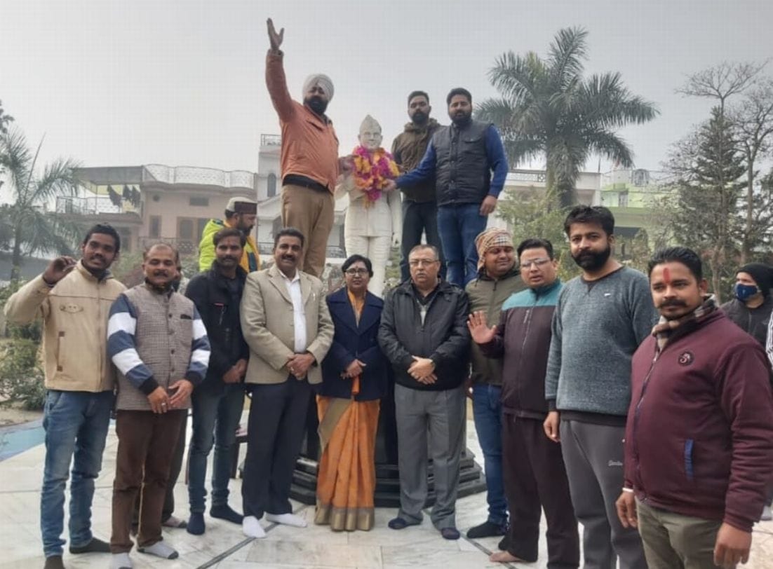 काशीपुर सुभाष पार्क में नेताजी सुभाष चंद्र बोस की जंयती मनाते भाजपा कार्यकर्ता।
