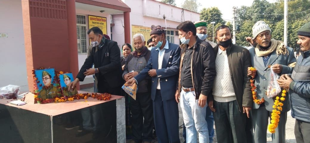 खटीमा में ब्लॉक परिसर में नेताजी सुभाष चंद्र बोस की जयंती पर उनके चित्र पर पुष्प अर्पित कर श्रद्घ