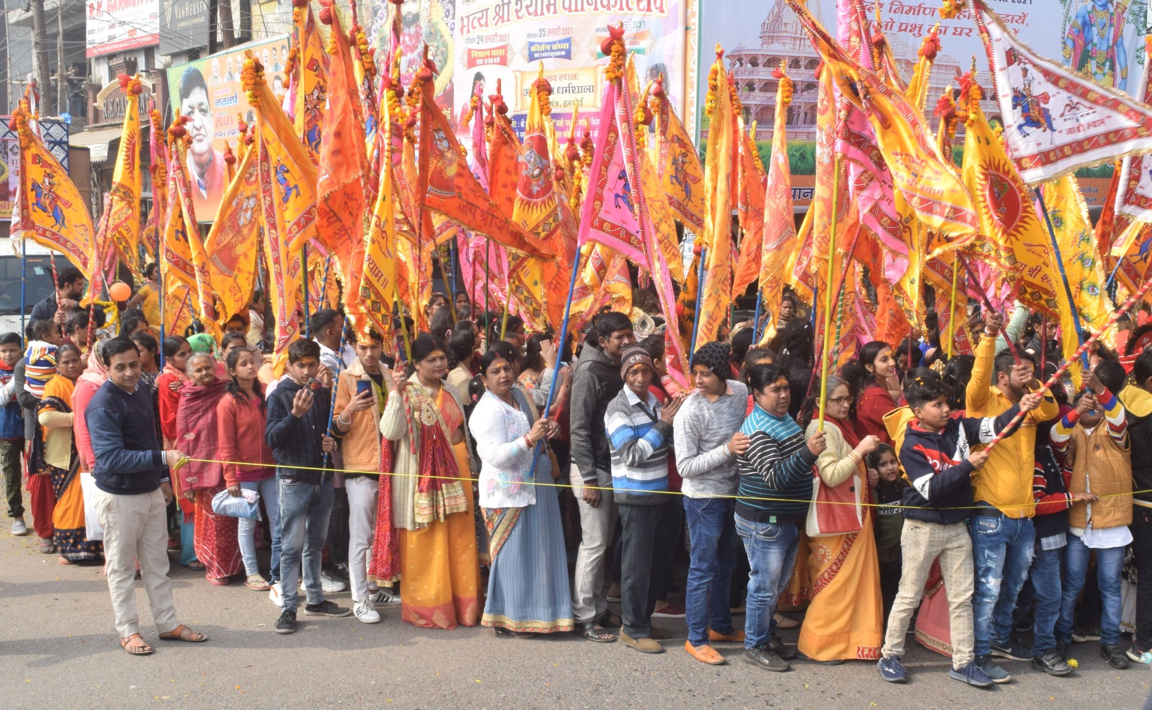 सिनेमा चौराहे पर निशान यात्रा में कुछ इस तरह शामिल नजर आए श्रद्धालु। संवाद सिनेमा चौराहे पर निशान यात्रा में कुछ इस तरह शामिल नजर आए श्रद्धालु। संवाद