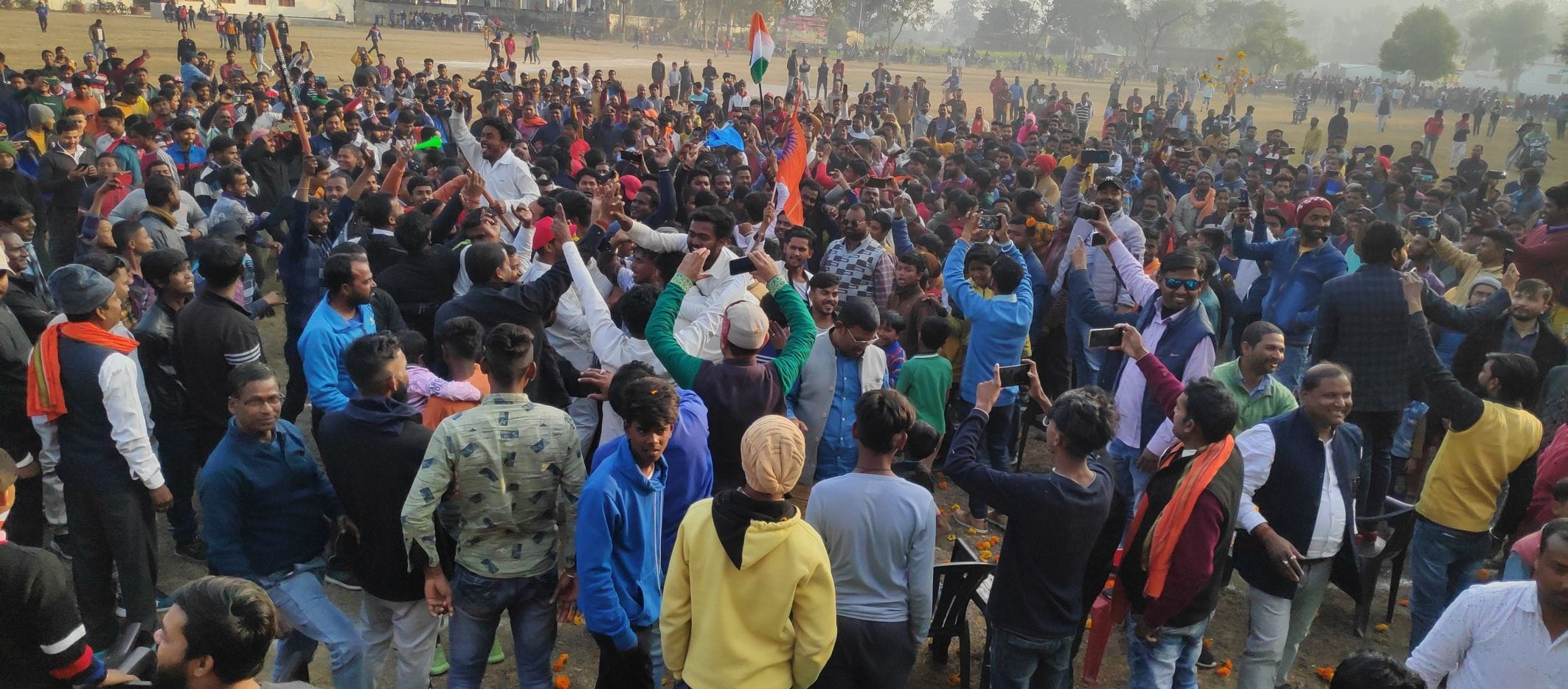 शक्तिफार्म में क्रिकेट का फाइनल मुकाबला जीतने के बाद जश्न मनाते बैकंठपुर के समर्थक।