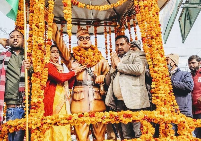 दिनेशपुर में नेताजी की प्रतिमा में माल्यार्पण करती नगर पंचायत अध्यक्ष सीमा सरकार।