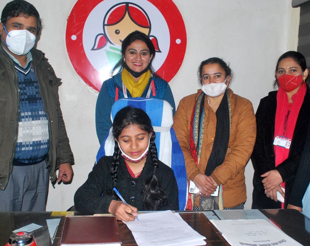 कलक्ट्रेट में प्रोबेशनरी अधिकारी का पद एक दिन के लिए ग्रहण करती छात्रा।
