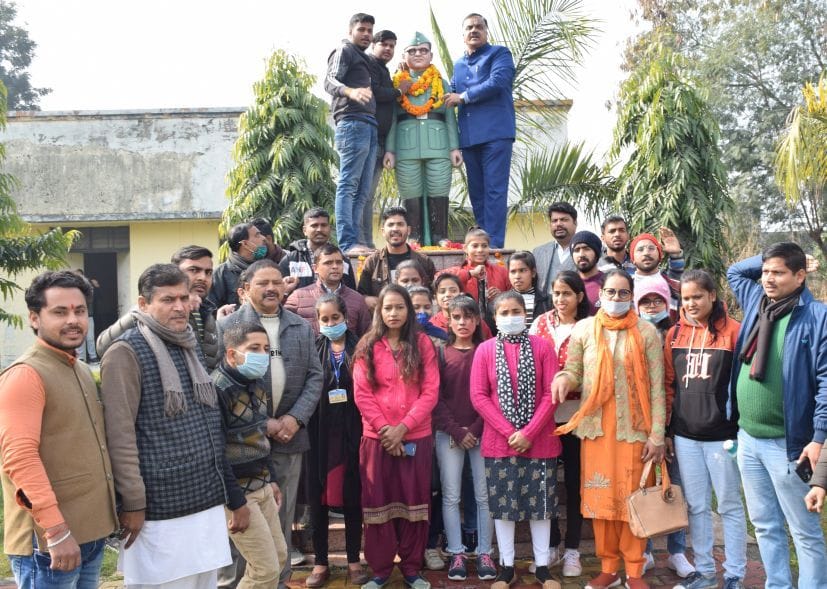 रुद्रपुर डिग्री कालेज में सुभाष चंद्र बोस की मूर्ति पर माल्यर्पण करते विधायक ठुकराल व अन्य।