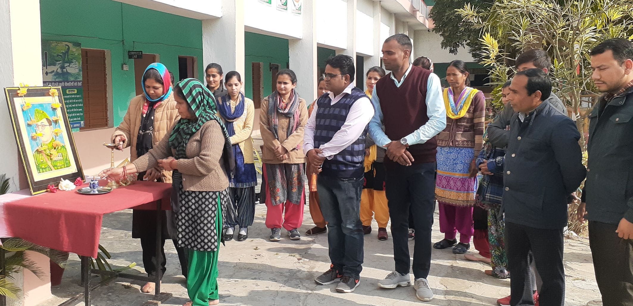 नानकमत्ता श्री गुरुनानक महाविद्यालय में नेताजी सुभाष चंद्र बोस को श्रद्धांजलि देते शिक्षकगण।