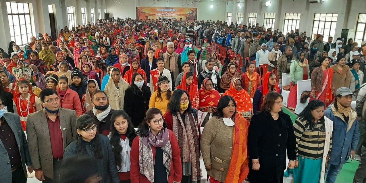 यूपी स्थापना दिवस पर जनेश्वर मिश्र हॉल में राष्ट्रगान गाते मौजूद लोग ।संवाद यूपी स्थापना दिवस पर जनेश्वर मिश्र हॉल में राष्ट्रगान गाते मौजूद लोग ।संवाद