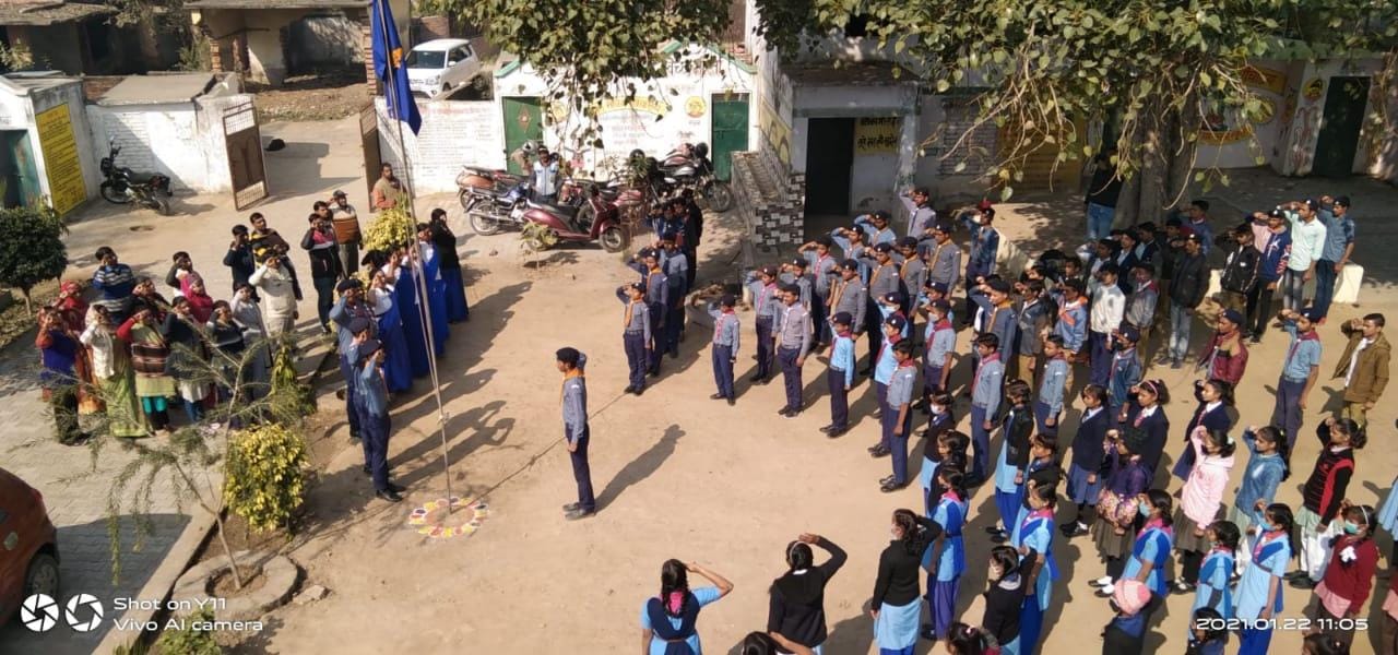 ध्वज सलामी देते स्काउट गाइड। ध्वज सलामी देते स्काउट गाइड।
