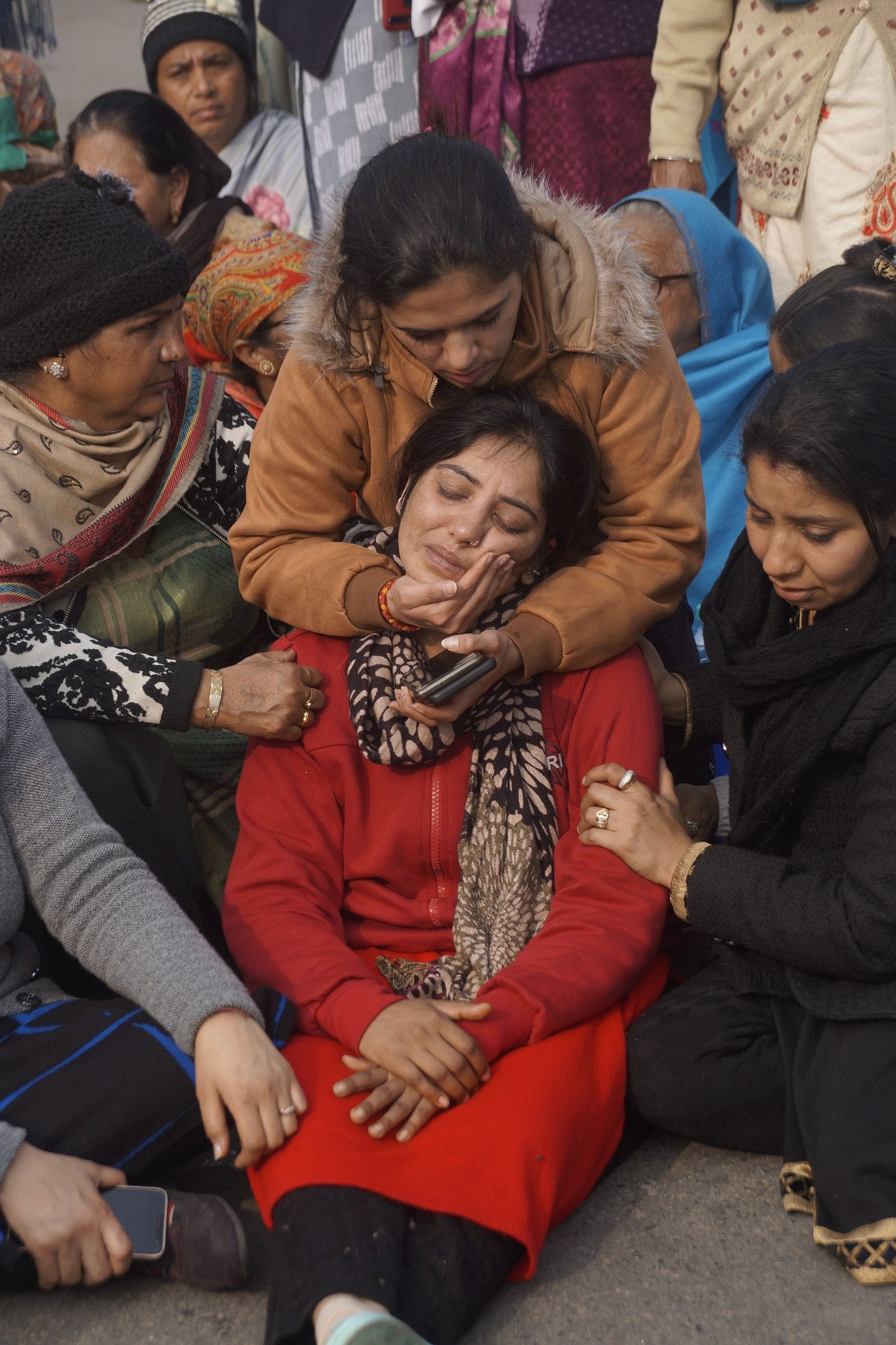 विलाप करतीं पार्थ की मम्मी और उसे सांत्वना देतीं परिजन। विलाप करतीं पार्थ की मम्मी और उसे सांत्वना देतीं परिजन।