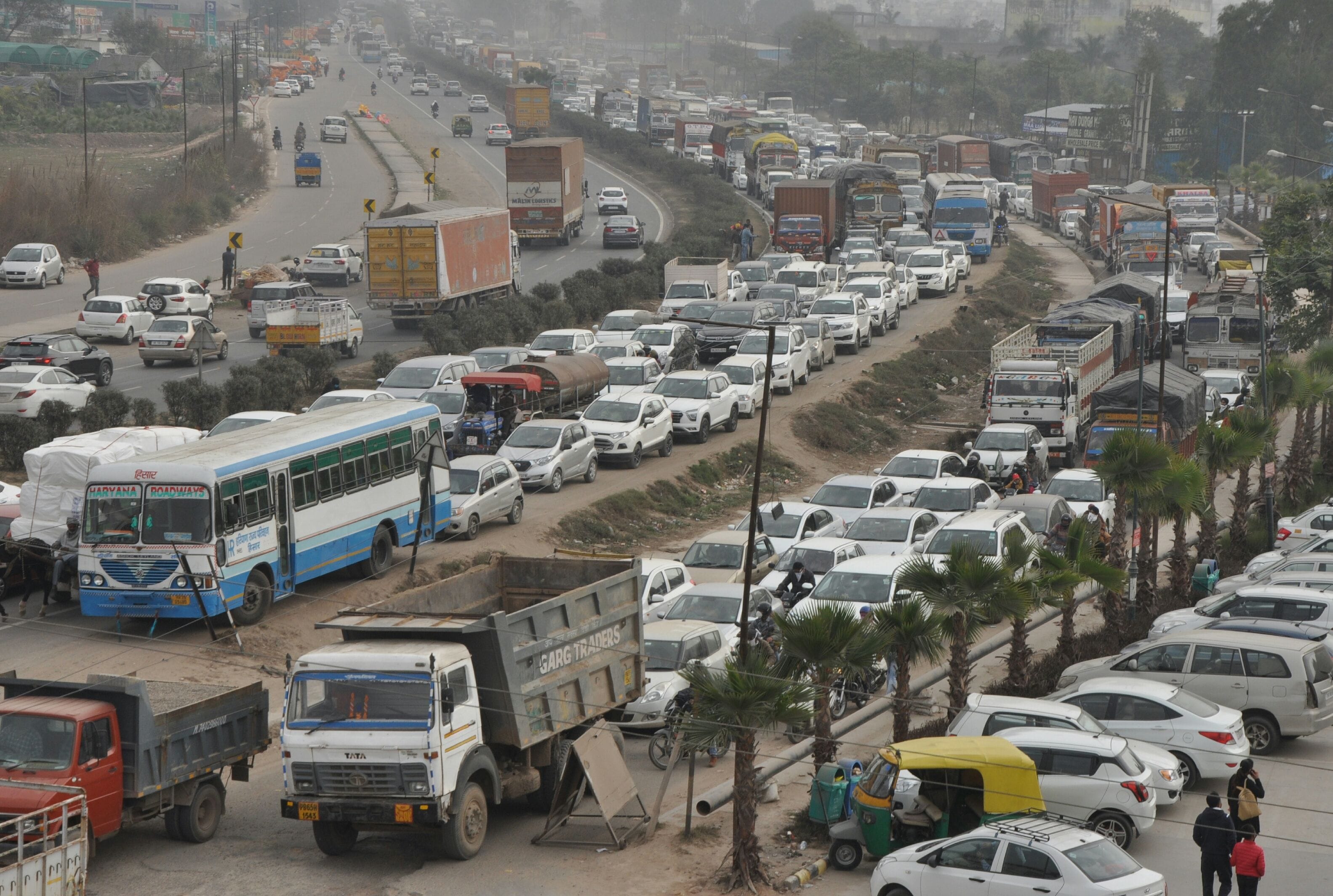 जीरकपुर की मैकडी लाइटों पर लगीं वाहनों की कतारें। 
